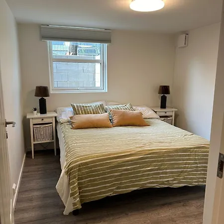 Cozy In Close To The Airport 아파트
